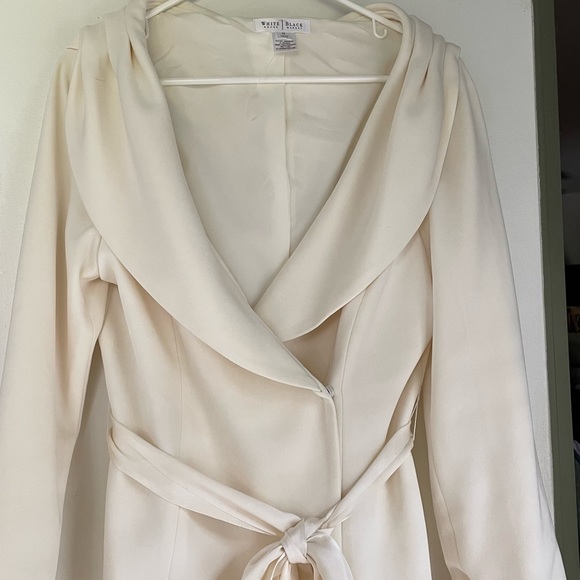 Bring on the season with this elegant Winter white  top! - Picture 4 of 5